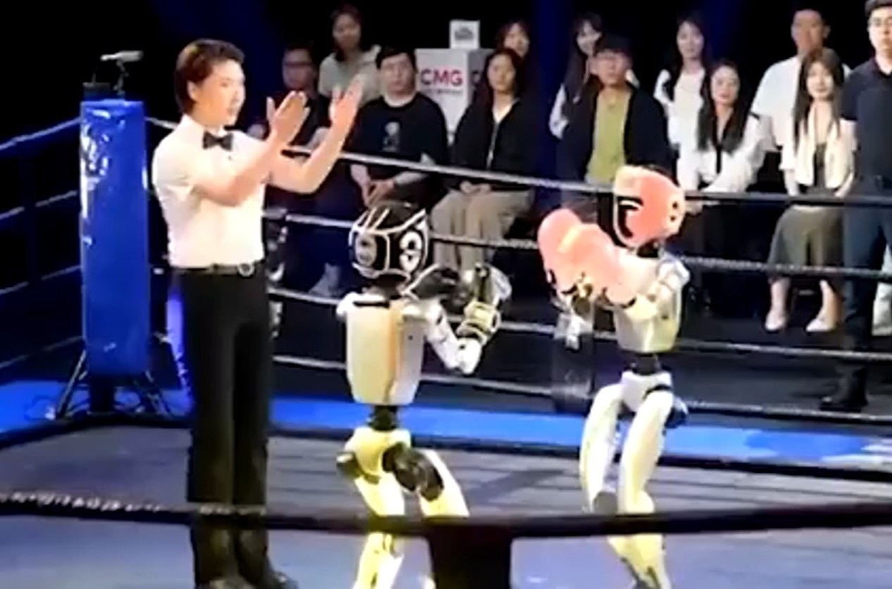 Robot hinh nguoi dau vo tai Trung Quoc hinh anh