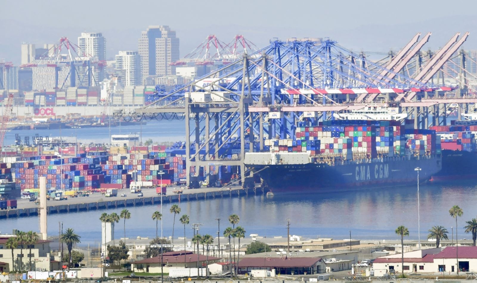 Phan quyet chan thue day nghi su cua ong Trump vao hon loan hinh anh