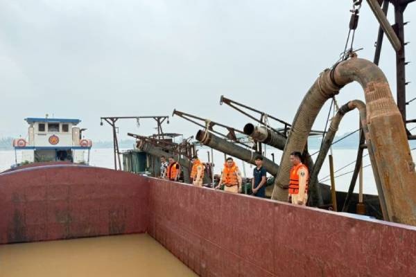 Bat giu 2 phuong tien khai thac cat trai phep tren song Hong hinh anh