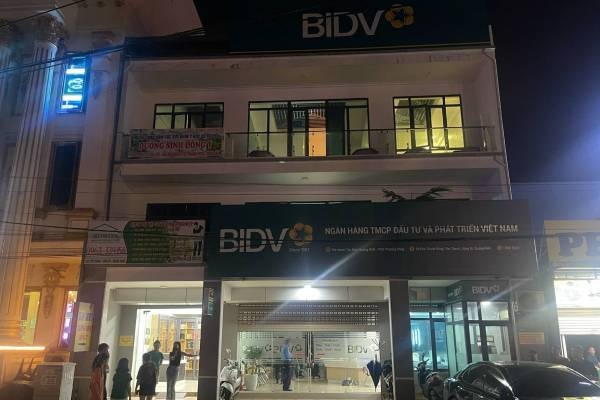 Nhan chung ke phut ten cuop cam balo tien chay khoi ngan hang hinh anh