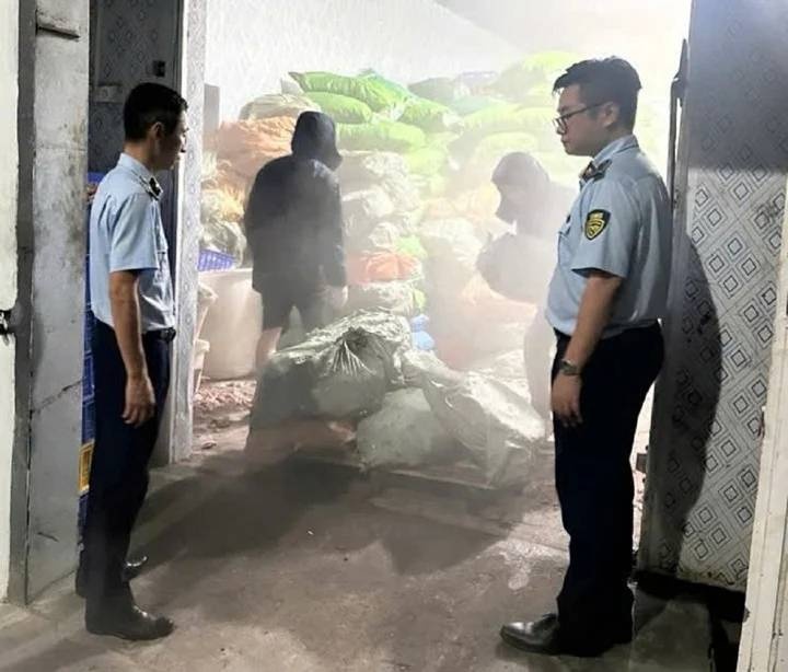 Chan ga boc mui,  Chuan bi,  Dua di tieu thu anh 1