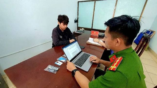 Chiem doat,  Tien dat coc,  Nam sinh vien anh 1