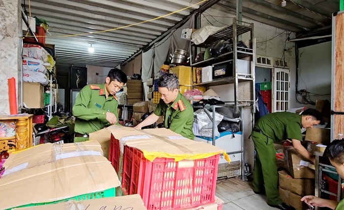 Kinh doanh thuc pham,  Khong nguon goc,  Cty Khung Long Sua,  Phu Dang Gia Thinh,  Co so Hoan Cau,  quan Bar WARM,  Chu quan Bar WARM,  KD quan Bar WARM anh 1