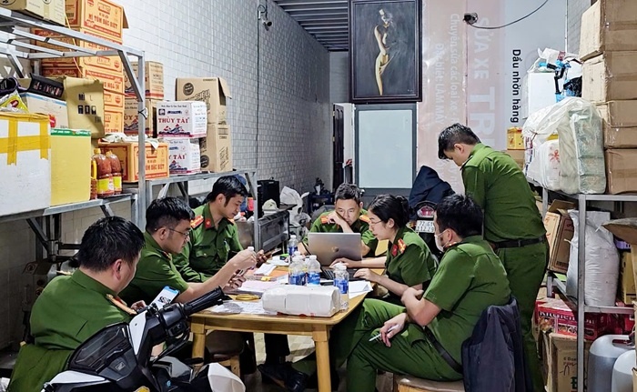 Kinh doanh thuc pham,  Khong nguon goc,  Cty Khung Long Sua,  Phu Dang Gia Thinh,  Co so Hoan Cau,  quan Bar WARM,  Chu quan Bar WARM,  KD quan Bar WARM anh 2