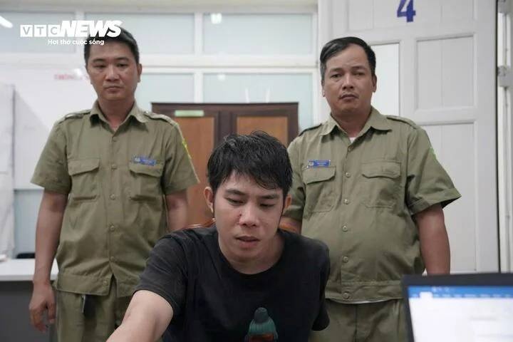 Dung dao uy hiep,  Cuop vang anh 1