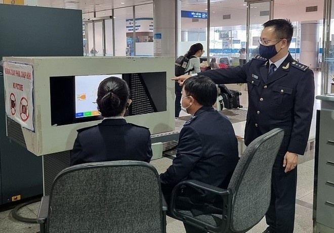 Tinh vi thu doan 'tuon' lo hang lau gia tri lon qua duong hang khong hinh anh