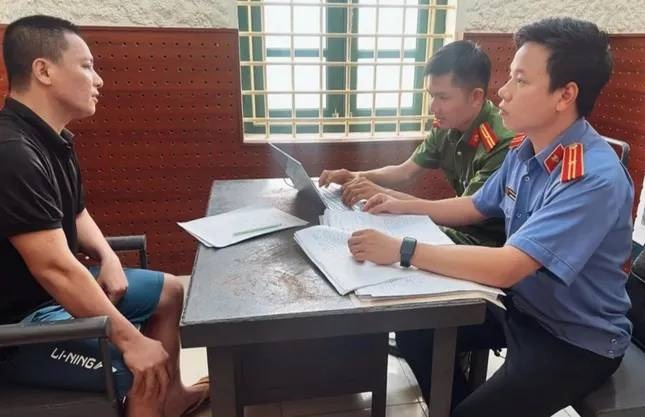 Mẹ bị tai nạn,  Con cầm dao,  Đòi tiền bồi thường ảnh 1 Me bi tai nan,  Con cam dao,  Doi tien boi thuong anh 1