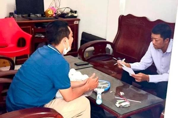 Nguoi to C.P. Viet Nam ban thit heo ban cung cap chung cu cho cong an hinh anh