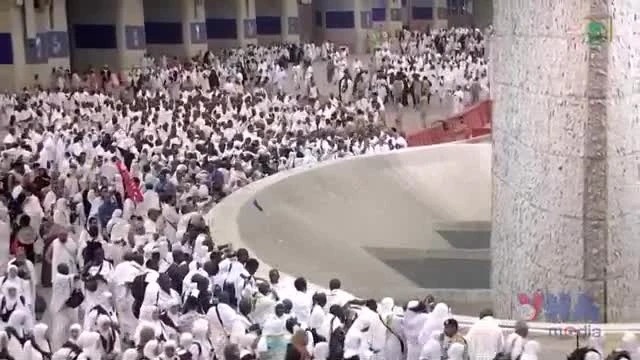 Nguoi hanh huong Hoi giao thuc hien nghi le 'nem da vao quy du' hinh anh