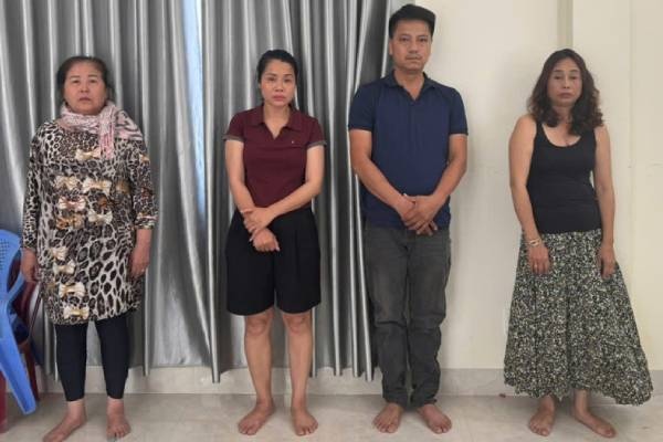 Vuot hang tram km de moc tui khach xem phao hoa quoc te hinh anh