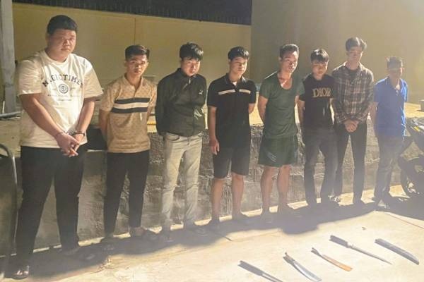 Ru ban nhau di danh dan mat doi thu hinh anh