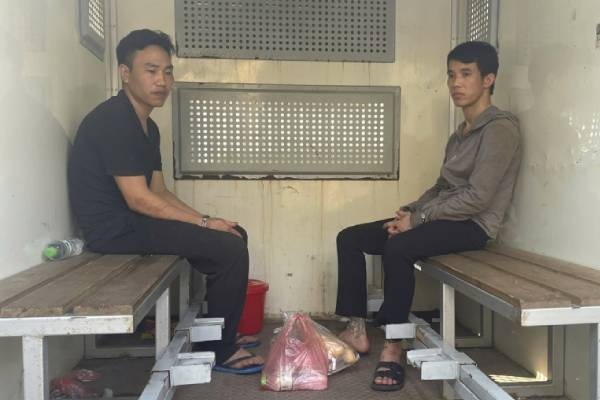 Hanh trinh vay bat 2 doi tuong khoet tuong tron trai hinh anh