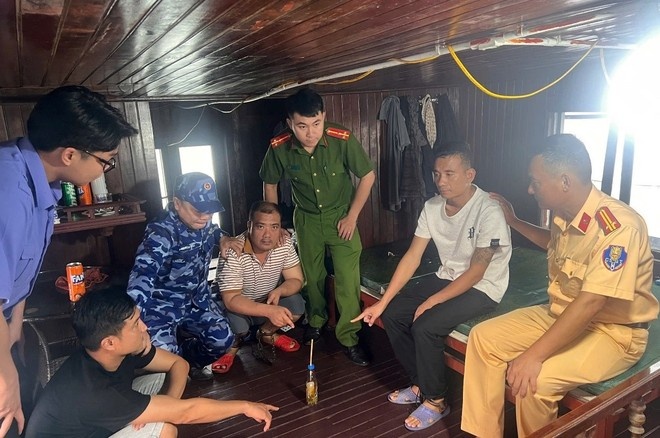 Thuyen truong va thuy thu ru nhau to chuc su dung ma tuy tren tau hinh anh