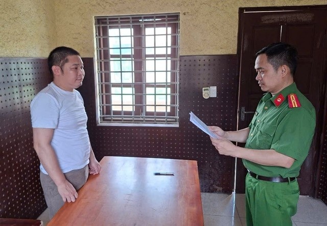 Nguoi dan ong dung sung ban gia dinh nha vo hinh anh