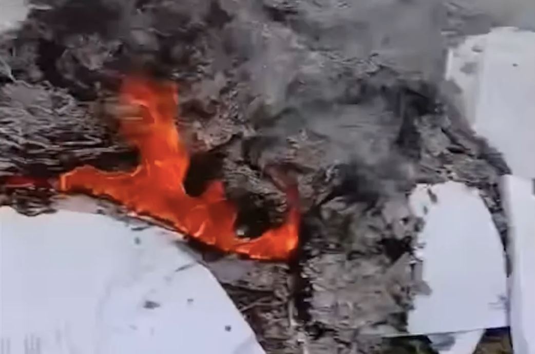 Oto cho tai lieu tu noi khac den san bong xa Thuong Mo de tieu huy hinh anh