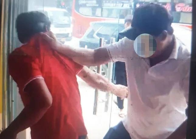 Canh sat vao van phong cong chung o Binh Duong bat nhom nghi lua dao hinh anh