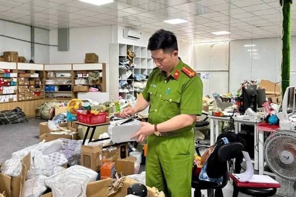 Phat hien co so kinh doanh online co 3.000 san pham khong ro nguon goc hinh anh