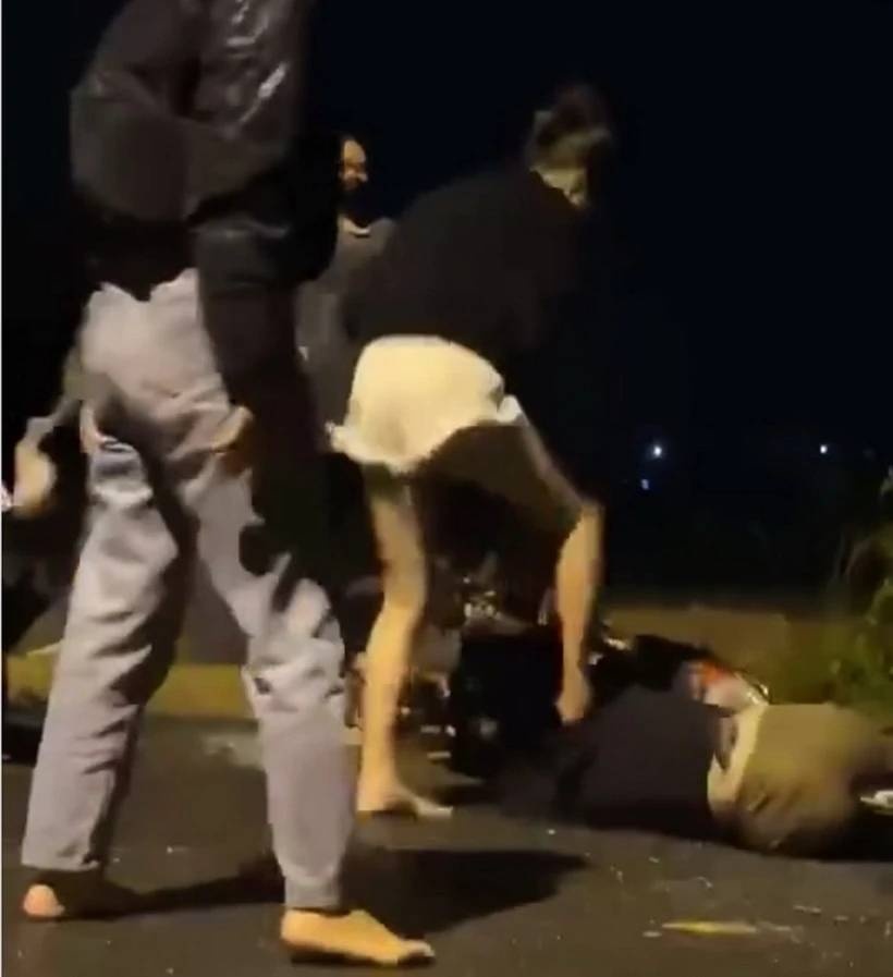 Danh hoi dong,  Co gai 19 tuoi,  Livestream len mang anh 1