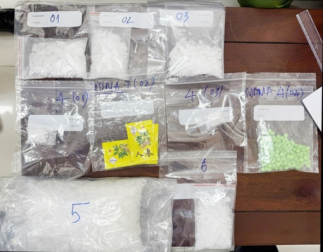 Giau 2 kg,  ma tuy,  Trong balo anh 2