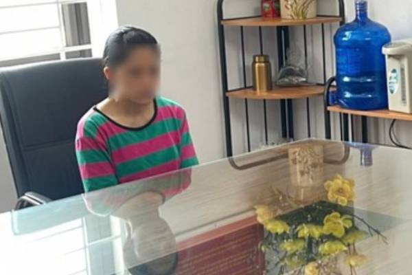 Nguoi phu nu tu rach tay, dung man kich bi cuop hinh anh