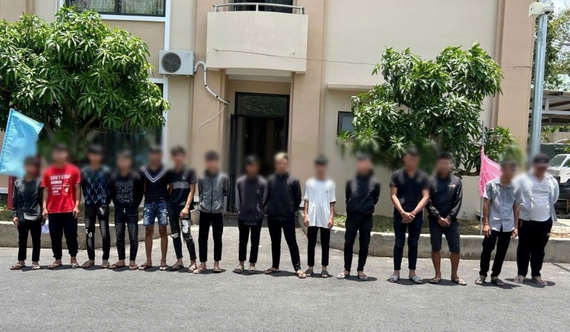 Dua xe trai phep anh 1