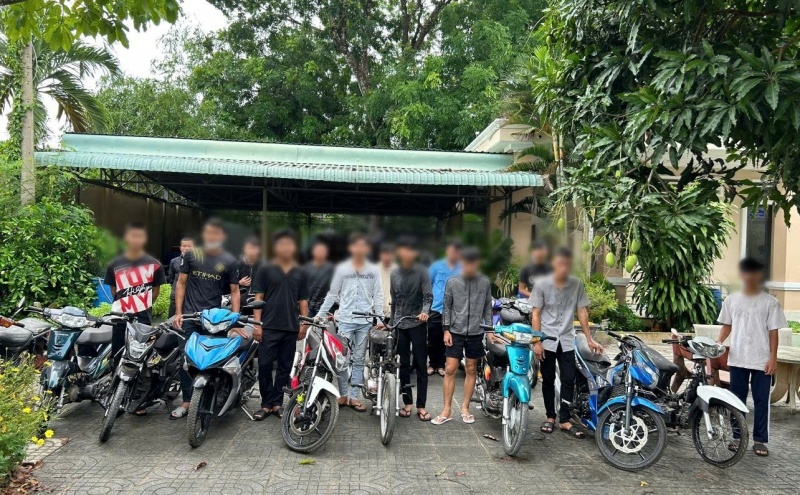 Khoi to 9 thanh thieu nien dua xe trai phep hinh anh