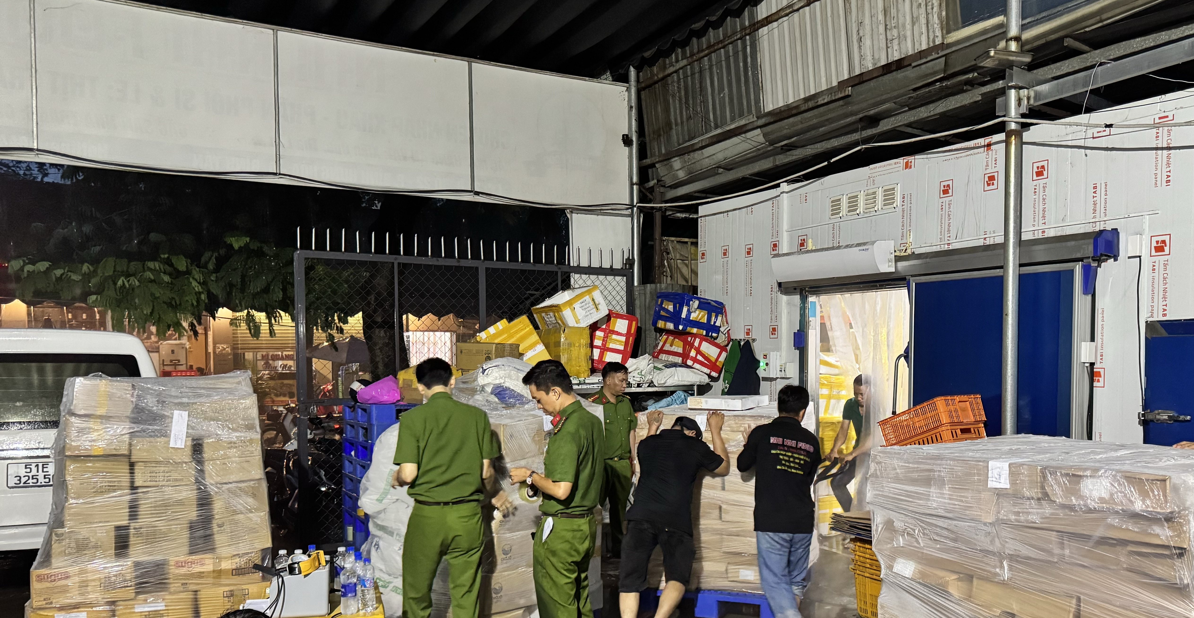 Phat hien gan 70 tan thit, noi tang dong vat khong ro nguon o TP.HCM hinh anh