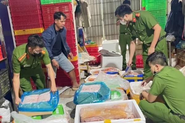 Phat hien hon 1,6 tan banh keo khong ro nguon goc tai Lam Dong hinh anh