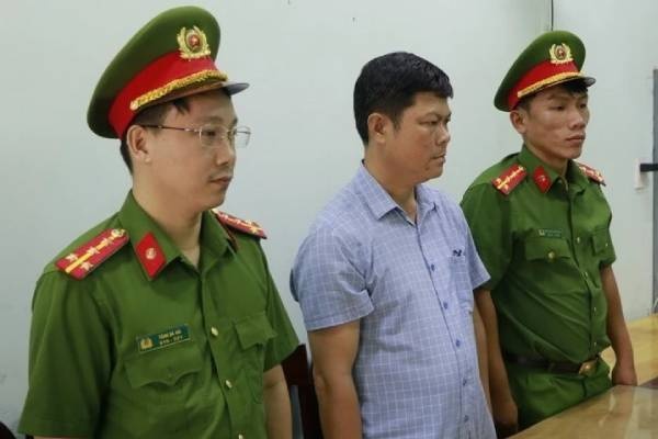 Khoi to, bat tam giam cuu Chanh van phong HDND, UBND huyen Bu Dang hinh anh