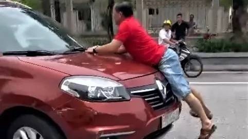 Bam vao capo oto,  Tren pho anh 1