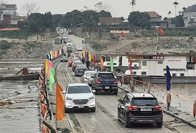 Cau phao Phong Chau san sang phuc vu nguoi dan qua song Hong hinh anh