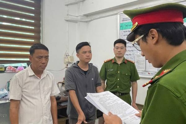 Giam doc cong ty khai thac khoang san moc noi voi ke toan de tron thue hinh anh