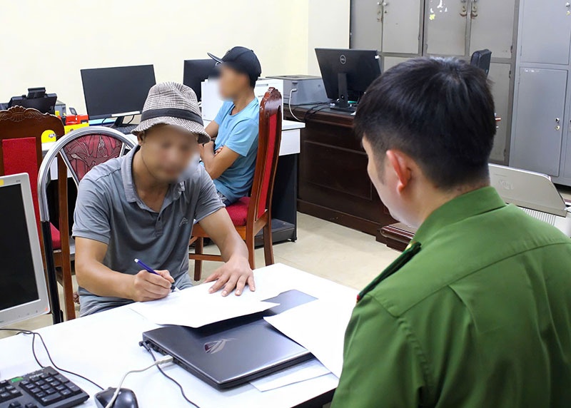 Phat hien thung xop chua noi tang dong vat hoi thoi tren xe khach hinh anh