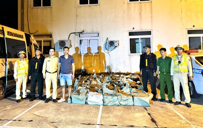 Phat hien oto khach cho hang tram binh 'khi cuoi' tren cao toc hinh anh