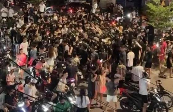 10 quai xe,  Trong vu nao loan anh 2