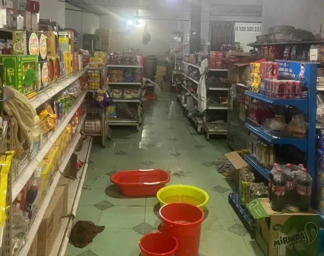 Nghi can sat hai,  Chu tiem tap hoa anh 1