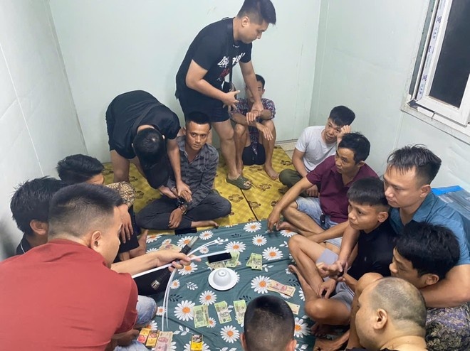 Tu diem danh bac,  Lam bang thung container anh 1