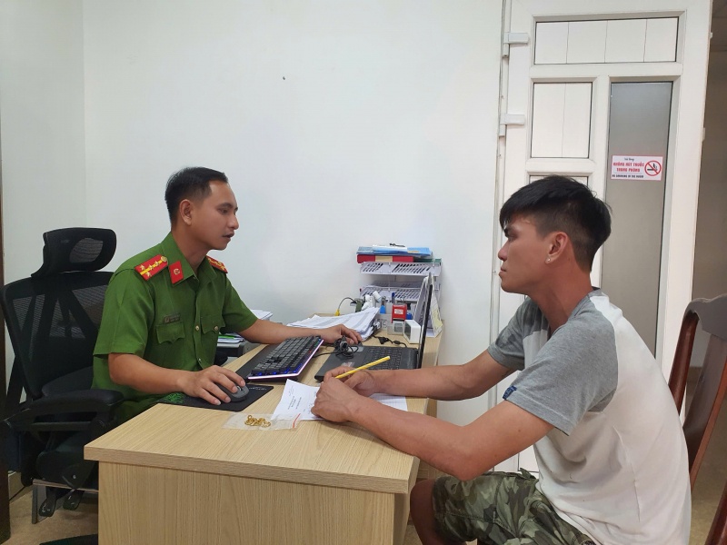 Cuop giat tai san,  2 phu nu,  Chay xe tren pho anh 2
