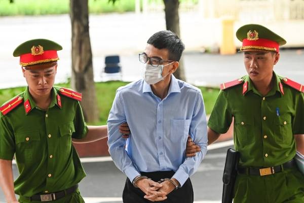 Cuu TGD HoSE Le Hai Tra neu thanh tich hoc tap cua con de xin giam an hinh anh