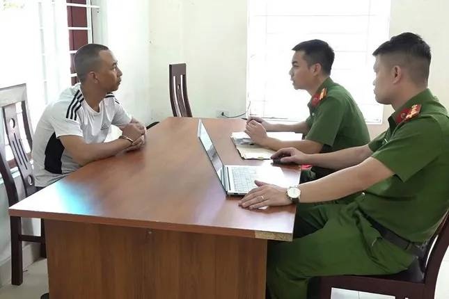 Gia danh cong an,  Lua dao sinh vien anh 1