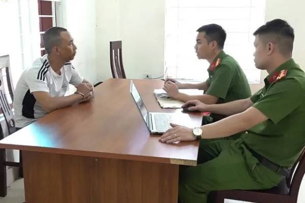 Bat doi tuong gia danh cong an lua dao nhieu sinh vien hinh anh