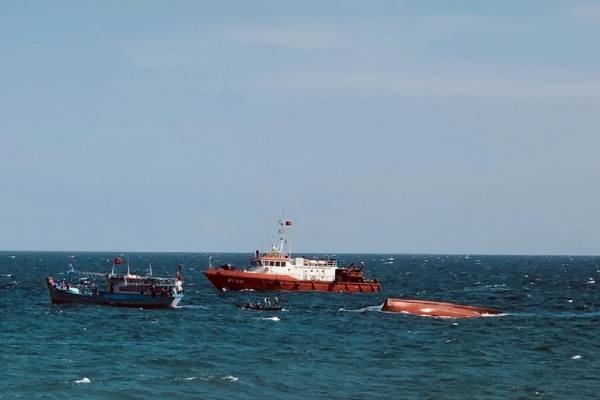 Lat thuyen may tren bien o Ca Mau, 2 vo chong tu vong hinh anh