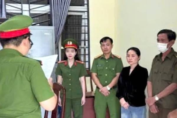 Nu giam doc bi bat vi san xuat, buon ban thao duoc gia hinh anh