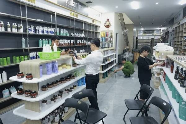 Thu giu 2,5 tan my pham lau tai mot cua hang o Quang Tri hinh anh