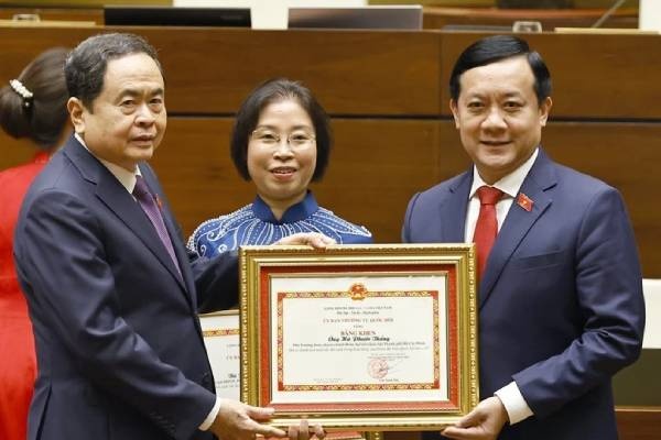 Tong Bi thu To Lam du Le trao Bang khen cua Uy ban Thuong vu Quoc hoi hinh anh