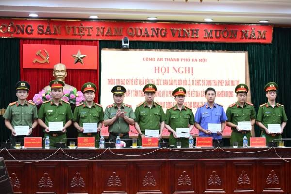 Bi thu Thanh uy Bui Thi Minh Hoai gui thu khen Cong an TP Ha Noi hinh anh