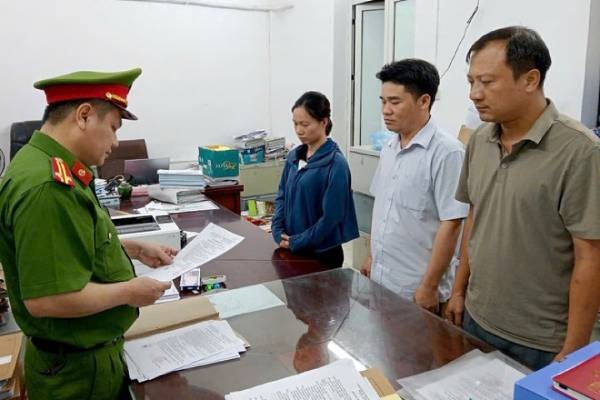 Khoi to nguyen giam doc Van phong dang ky dat dai huyen Yen Thuy hinh anh