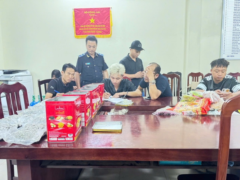Lat tay duong day,  Buon ban ma tuy anh 2