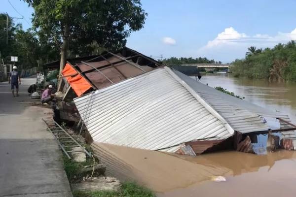 Sat lo lam 2 can nha do sup xuong song, 3 nguoi bi cuon troi hinh anh