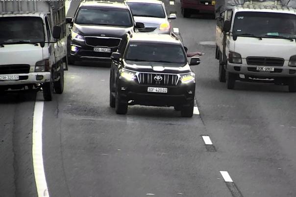 Lang lach chen ep xe tai tren cao toc, tai xe oto bi khoi to hinh anh